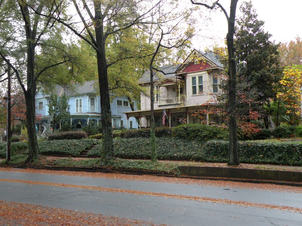 Ivy covered lawns in front of homes on Union Street.