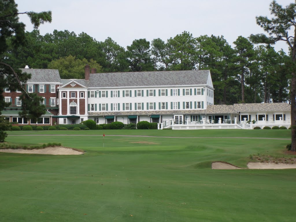 Mid Pines Golf Club - 18th Hole & Clubhouse