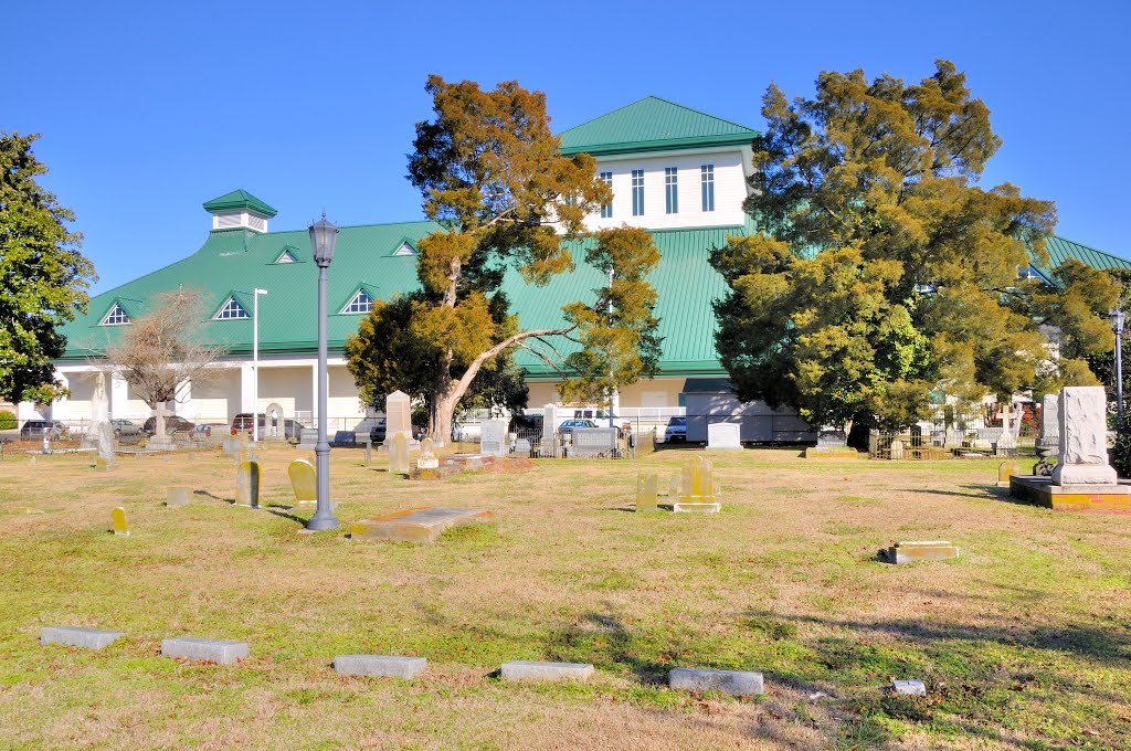 NORTH CAROLINA: ELIZABETH CITY: view from Christ Church Cemetery to rear of Museum of the Albemarle