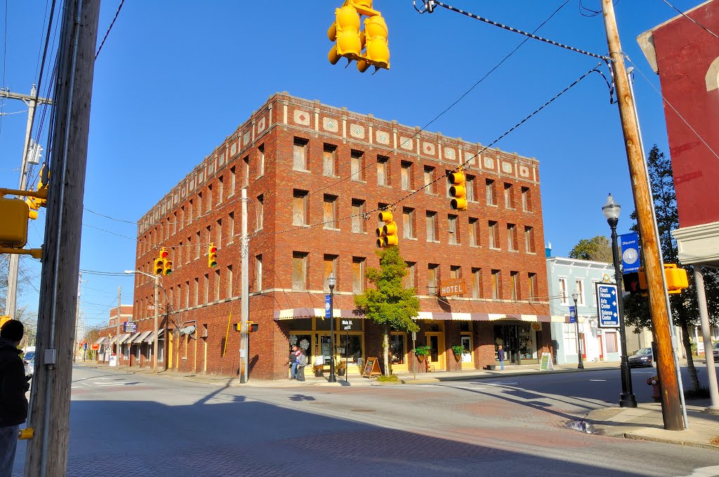 NORTH CAROLINA: ELIZABETH CITY: old New Southern Hotel, 102 East Main Street