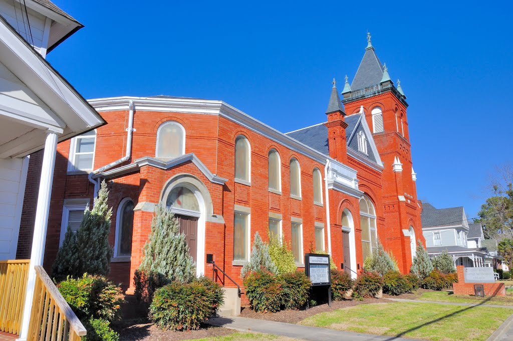 NORTH CAROLINA: ELIZABETH CITY: City Road United Methodist Church, 511 North Road Street (U.S. Route 17) end view