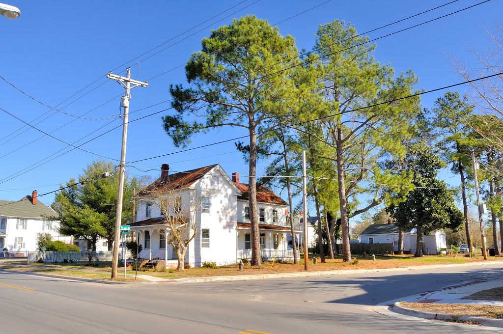 NORTH CAROLINA: ELIZABETH CITY: classic residence, 500 North Road Street (U.S. Route 17) at intersection with Pearl Street