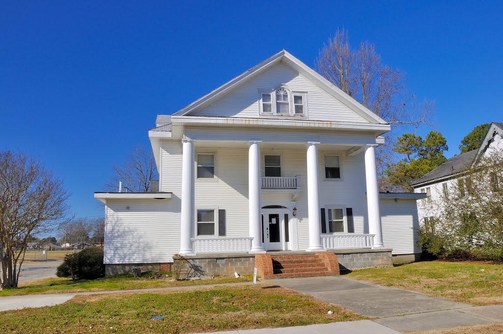 NORTH CAROLINA: ELIZABETH CITY: large structure, 401 North Road Street (U.S. Route 17)