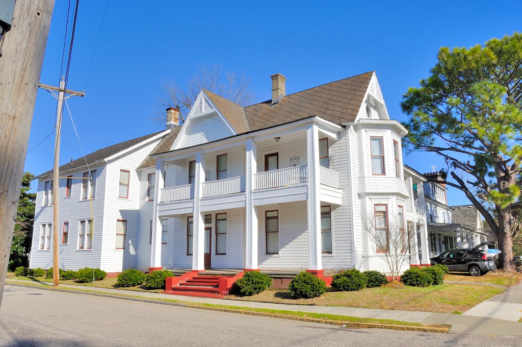 NORTH CAROLINA: ELIZABETH CITY: large private residence, 400 East Church Street 2