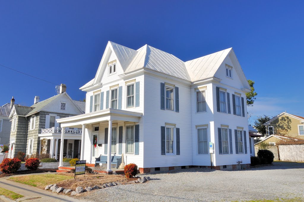 NORTH CAROLINA: ELIZABETH CITY: large private residence, 211 East Church Street