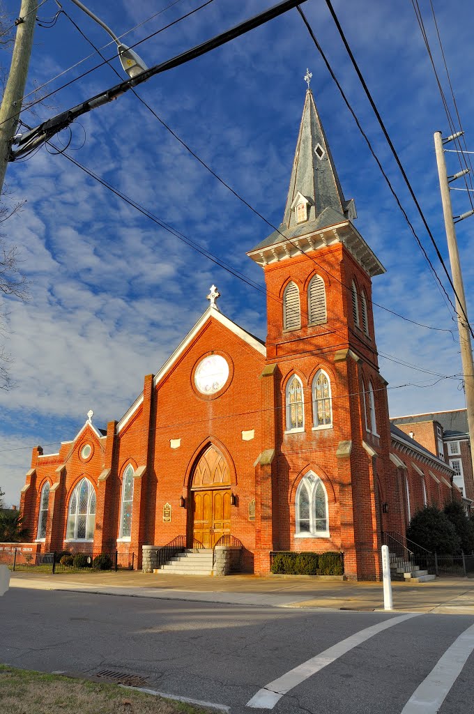 NORTH CAROLINA: ELIZABETH CITY: The First Baptist Church, 300 West Main Street entrance aspect