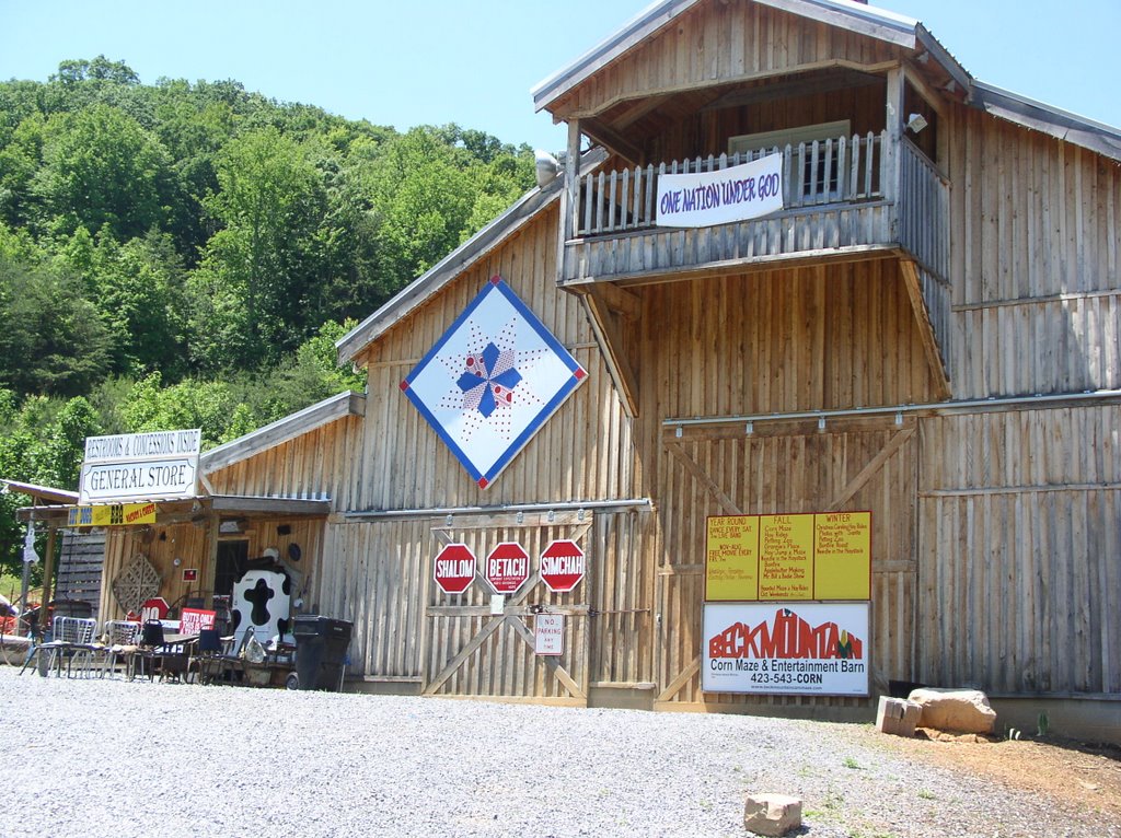 Beck Mountain Corn Maze and Entertainment Barn on www.QuiltTrail.org