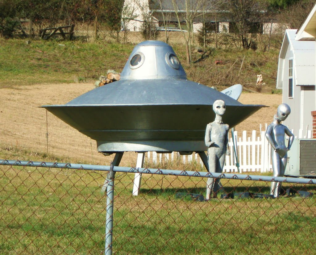 Flying Saucer and Aliens