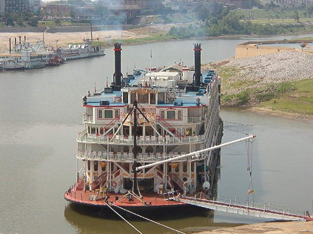 Mississippi Queen 1 of only 10 steam paddle boats left on the river