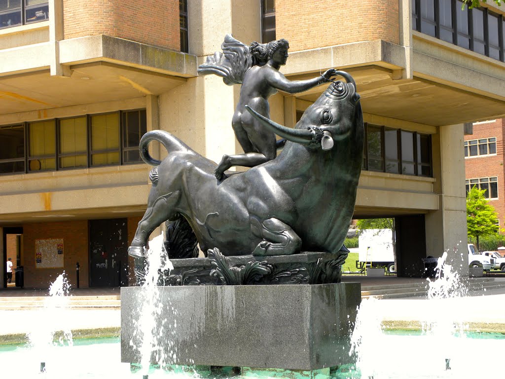 Statue close to Department of Political Science - Knoxville TN