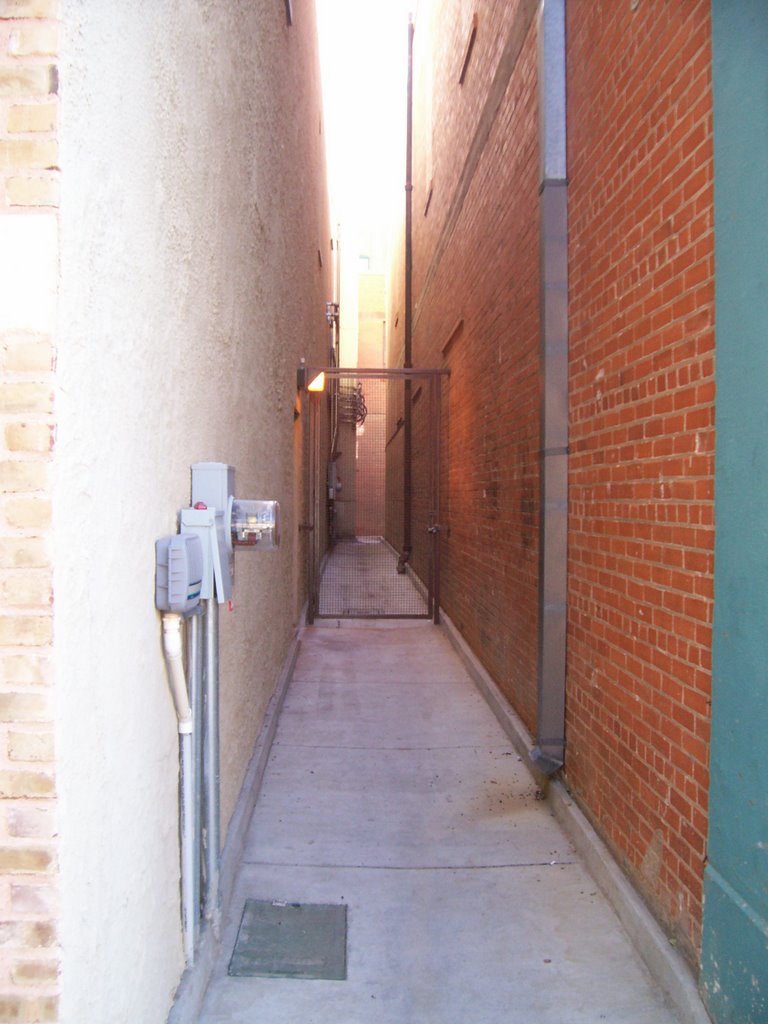Narrow alley between the Cockerell and the Windsor