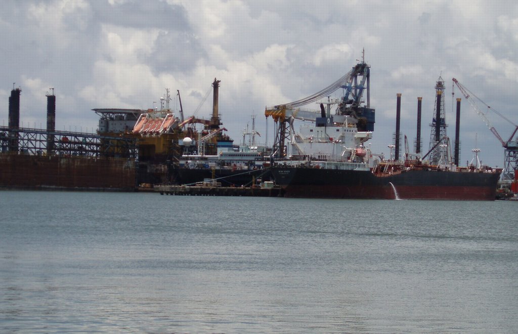 Galvestons Oil Rigs (Over 3,000 Oil Platforms in Gulf of Mexico were evacuated before Ike hit the Coast)