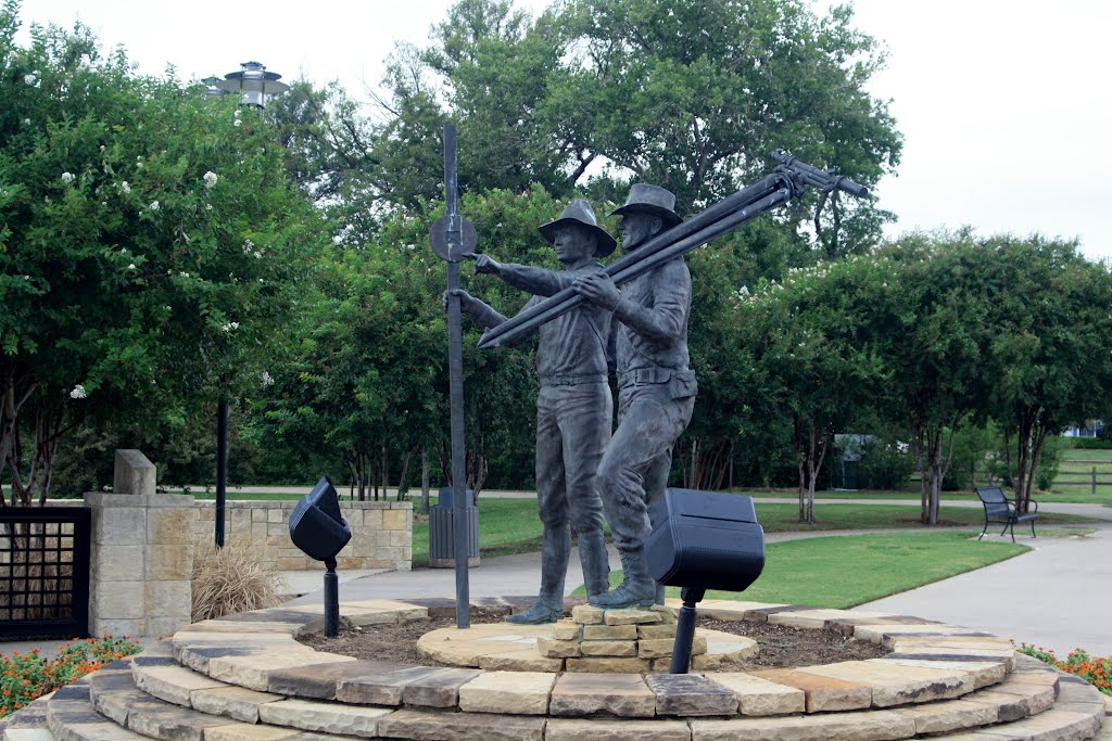 Centennial Park-Monumento en recordacion a los constructores de las vias ferroviarias-Irving-Texas