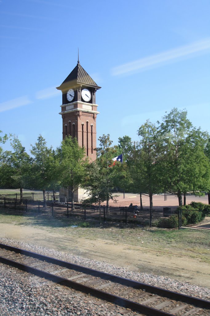 Torre del Reloj en la estación de Irving, vista desde el tren en ruta a Dallas-Texas