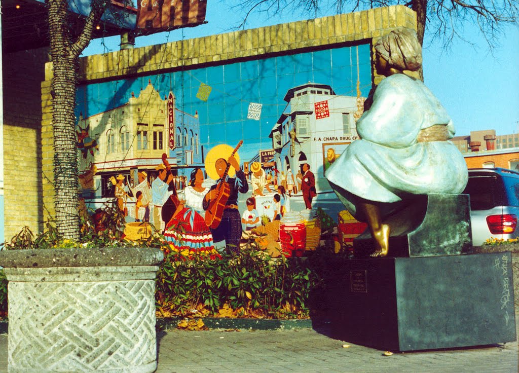 escultura y mural en azulejos a la entrada del centro histórico