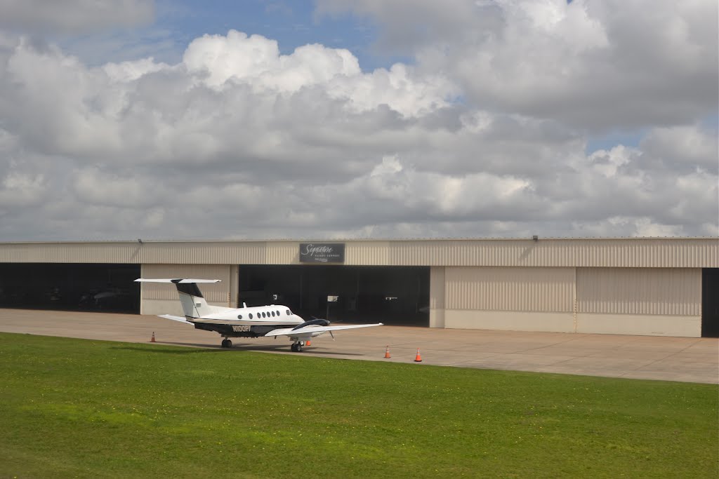 Signature Flight Service at Houston-Hobby