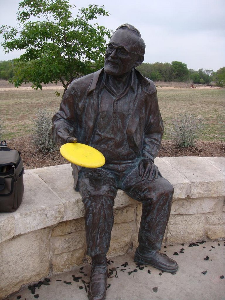 Nani Falcone statue