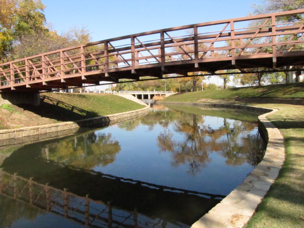 Foot bridge in Watterworth Park with Valley View Ln in the background