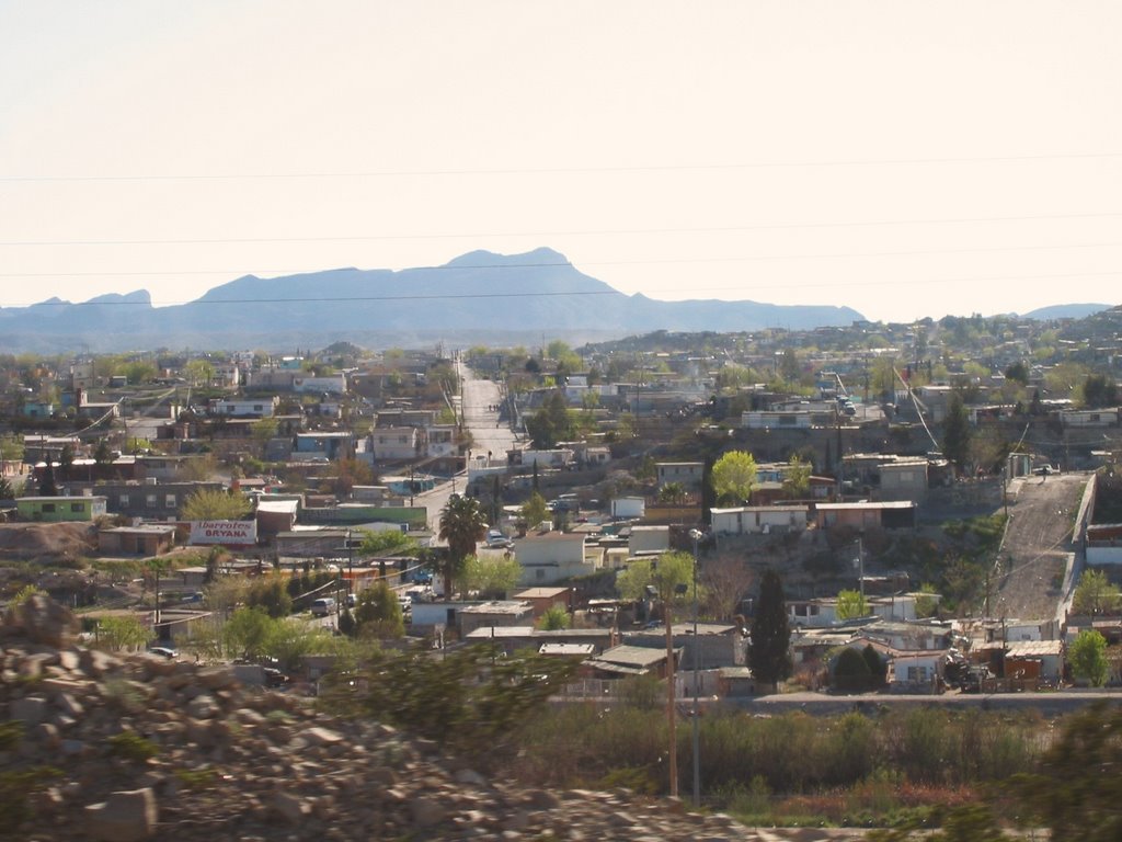 Ciuidad Juares Mexico view from El Paso USA. Сегодня на 2010г. в этом мексиканском городе погибает более 2,000 человек  в войне наркомафий.Больше  во много раз,чем в Багдаде или Кабуле вместе взятых.