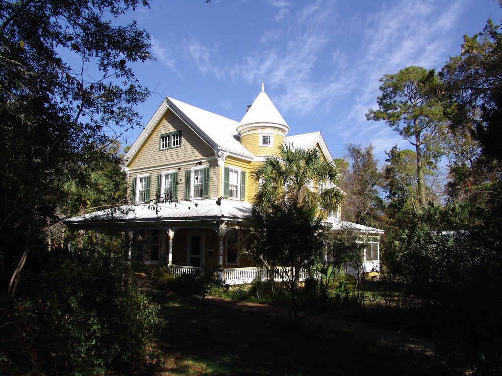 Queen-Anne Victorian, historic Apalachicola Florida (11-27-2011)
