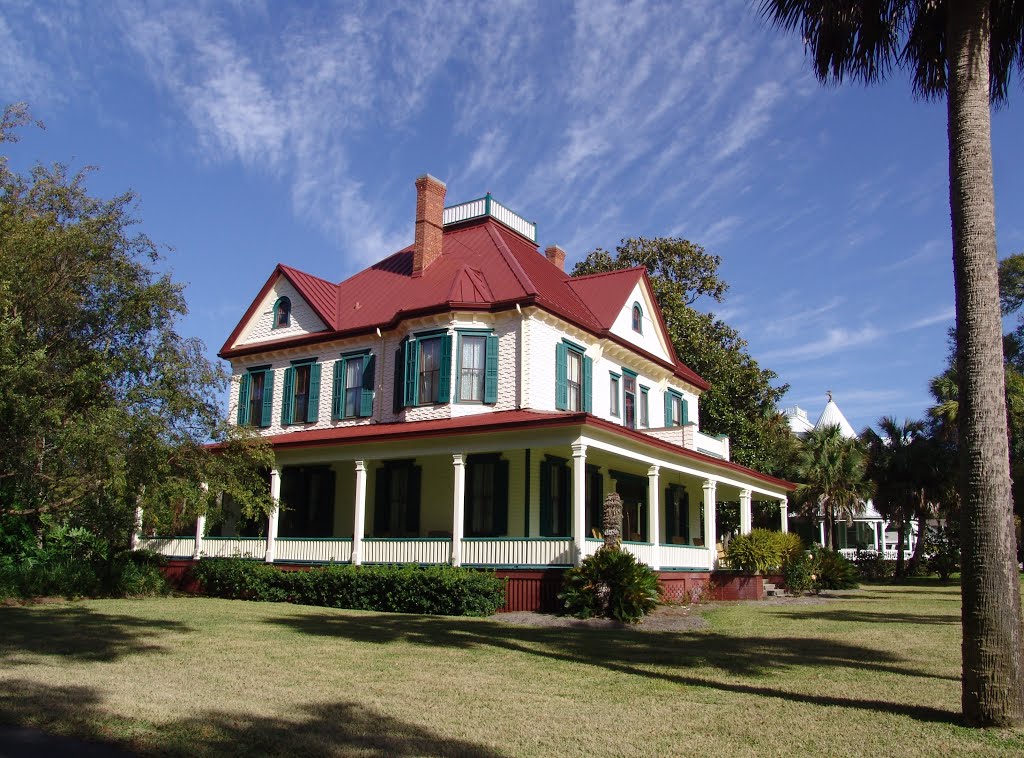 Shingle/Italianate Victorian, historic Apalachicola Florida (11-27-2011)
