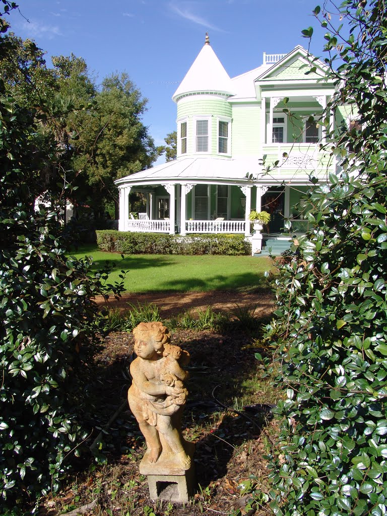 Queen-Anne Victorian, historic Apalachicola Florida (11-27-2011)