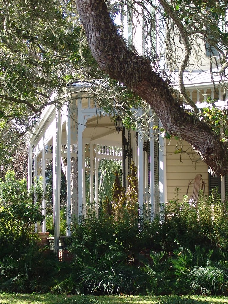 wrap-around porch detail, historic Apalachicola Florida (11-27-2011)