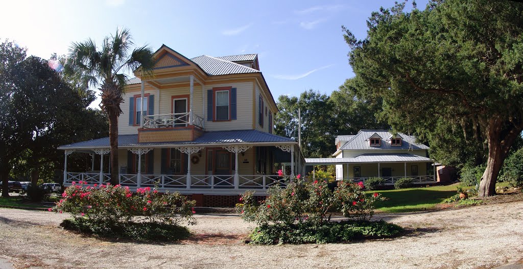 Apalachicola style Victorian, historic Apalachicola Florida (11-27-2011)