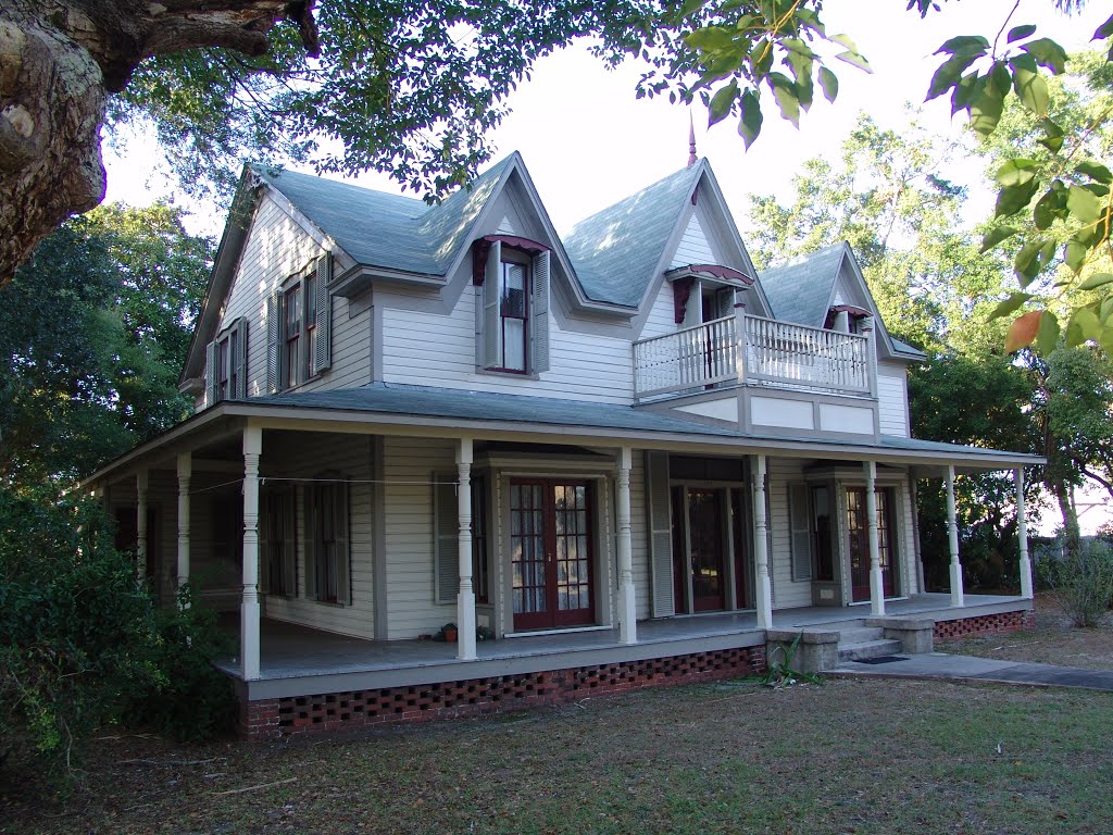 Carpenter Gothic, historic Apalachicola Florida (11-26-2011)