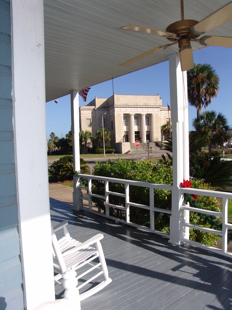 courthouse view, historic Apalachicola Florida (11-26-2011)