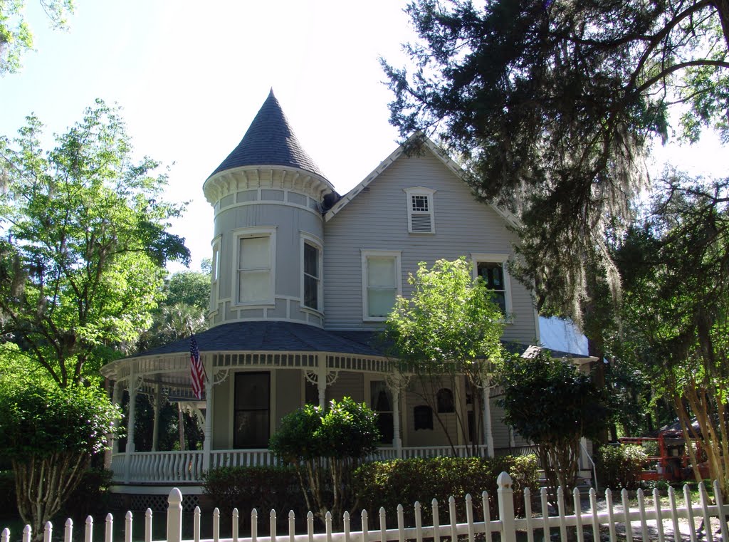 1873 Bauknight house, a true Queen-Anne, Archer Fla (4-30-2011)