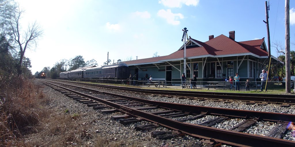 freight train heading eastbound, at 1907 L&N Milton freight depot, now part of West Florida Railroad Museum (12-31-2011)