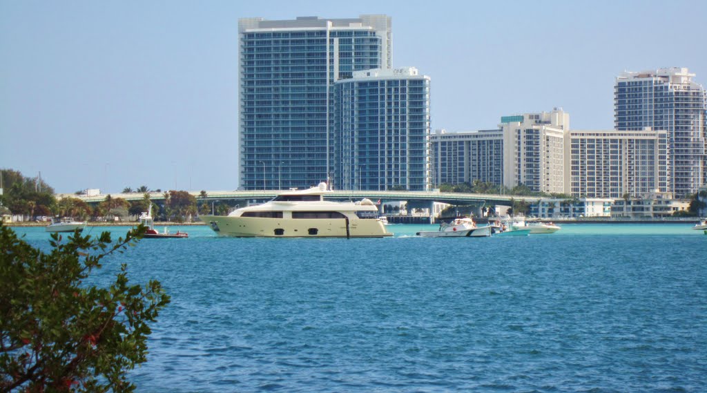 Last step to Ball Harbour, North-Miami,Florida. / Suivre la Collins vers Miami Beach et South-Beach...