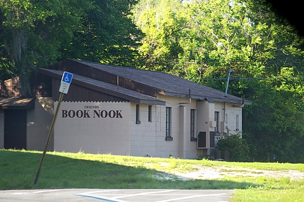 2009 Along US 27, Florida "Booknook"