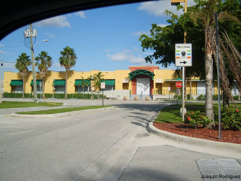 Antiguo mercado Campesino de Hialeah por detras de el pasa el TriRail