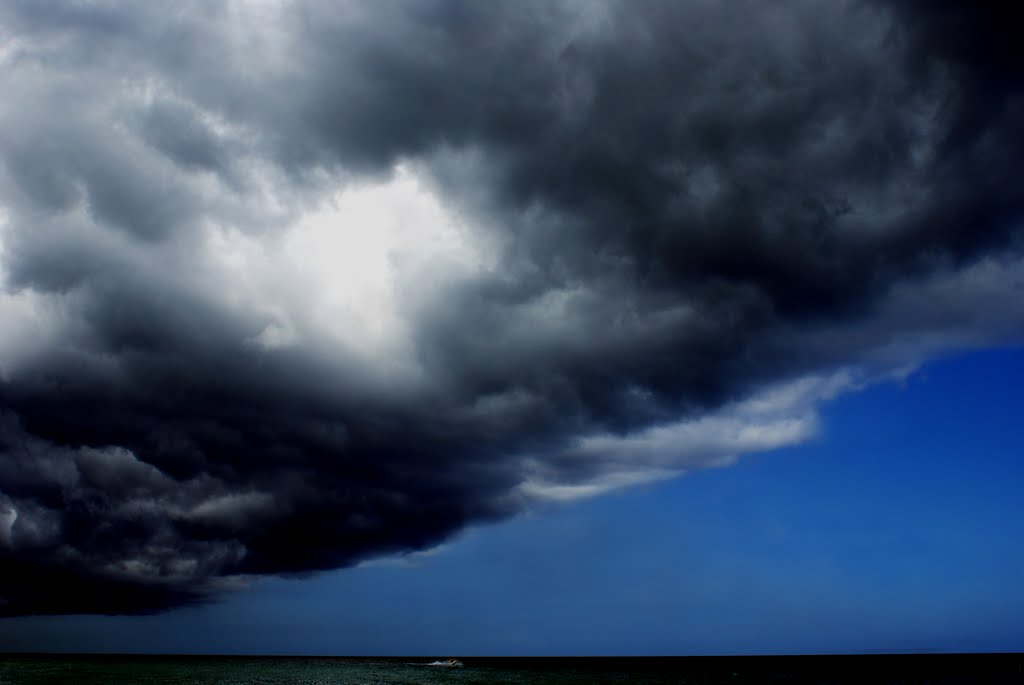Jet Ski chased by thunderstorm (enlarge photo)