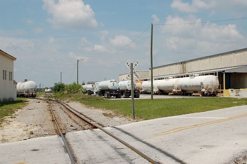 Tank Cars set out at Florida Midland Railroad Customer, Airgas Carbonic Company at Bartow, FL