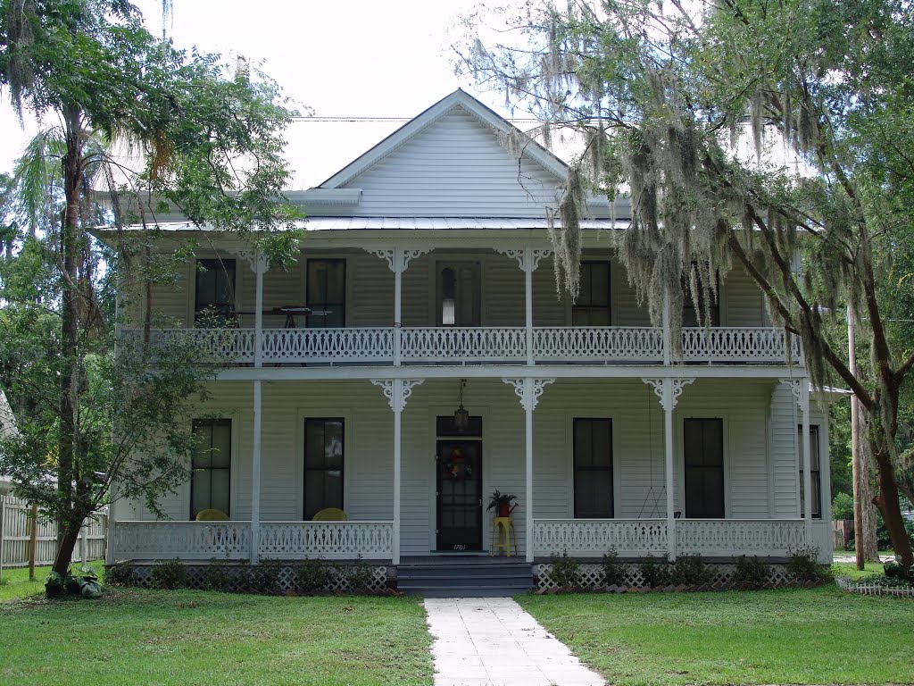 classic southern architecture, probably dates to 1880s-1890s, Seffner Fla (7-14-2012)