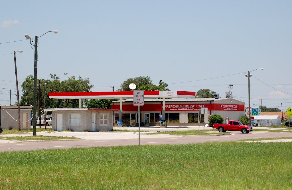 Lulus Pancake House Cafe at Eagle Lake, FL