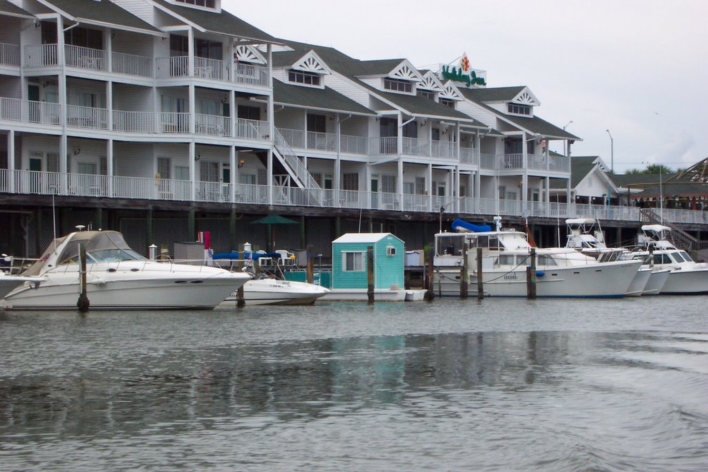 Little house boat