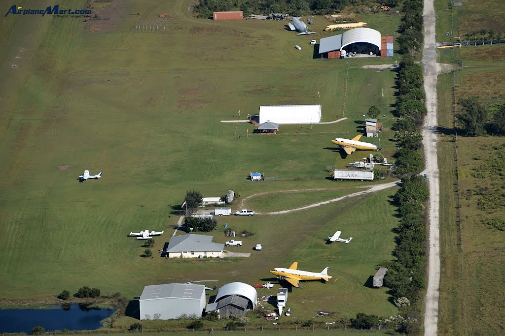 Overflying Shell Creek Airpark, FL - USA [F13] with Douglas DC-3s (Nov 2010)