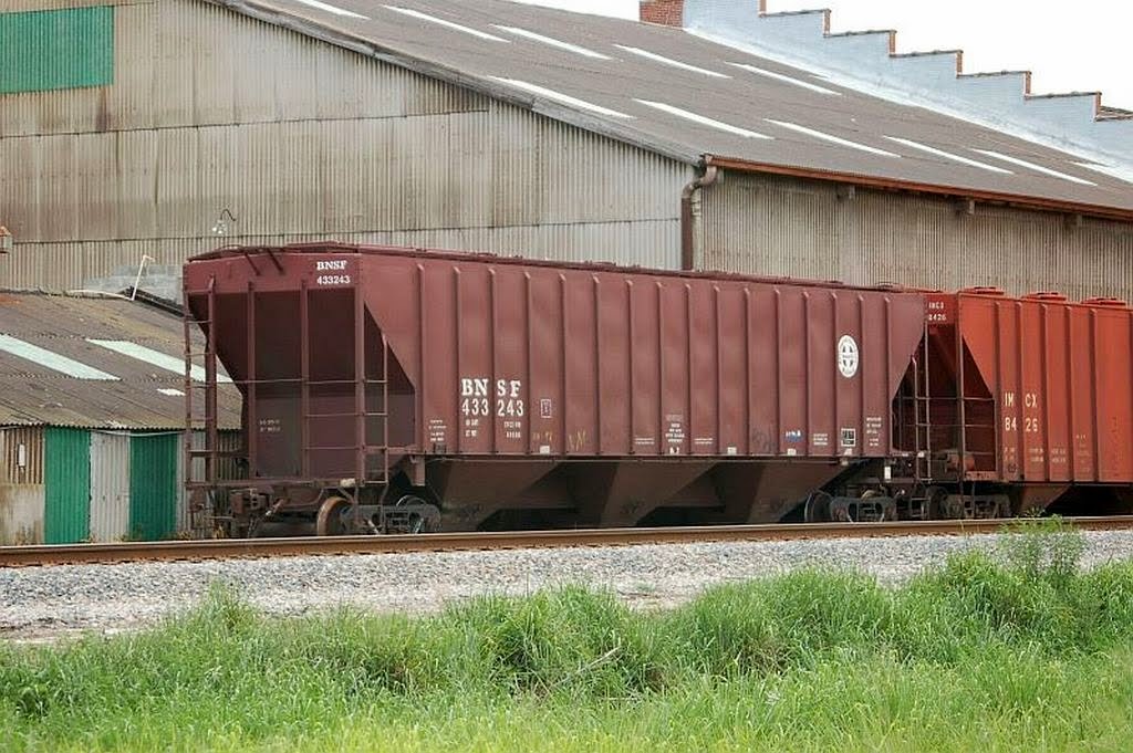 Burlington Northern Santa Fe Railway Covered Hopper No. 433243 at Lake Alfred, FL