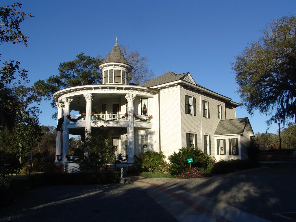 historic 1895 Russ house, Marianna Fla (1-3-2012)