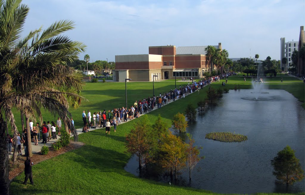 The line to see President Obama, Fla Inst of Tech campus