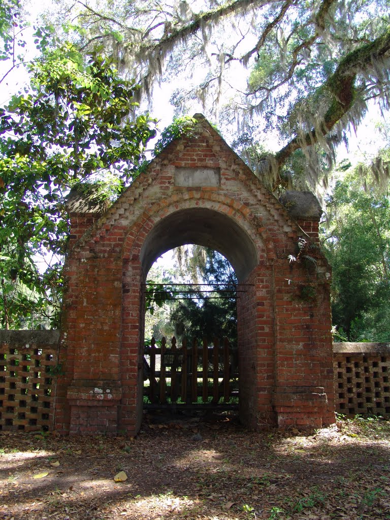 Dr Lucius brick wall, all that remanes of property, wall built in 1895 (4-30-2011)