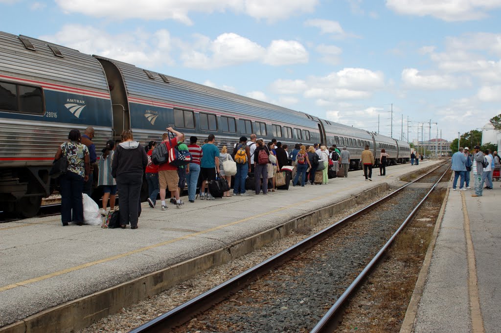 Amtraks Southbound Train No. 97, the "Silver Meteor" boards at Orlando, FL