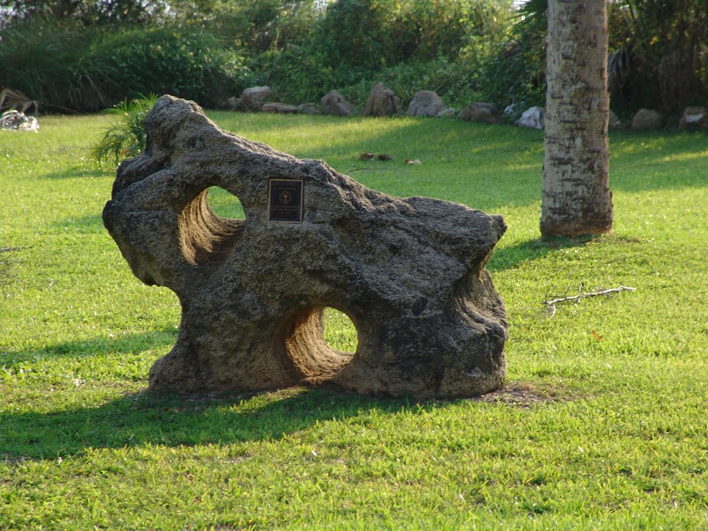 naturally eroded coquina rock, city park, Ormond (8-29-2011)