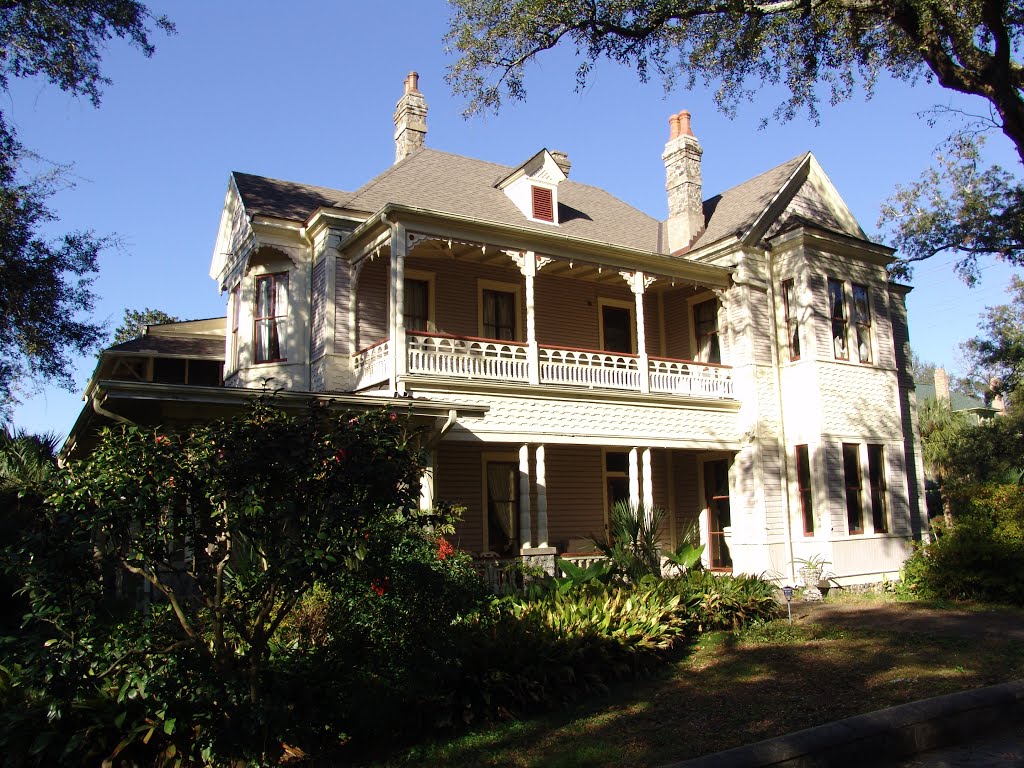 highly decrative southern Victorian, now a B&B, North Hill, Pensacola (12-30-2011)