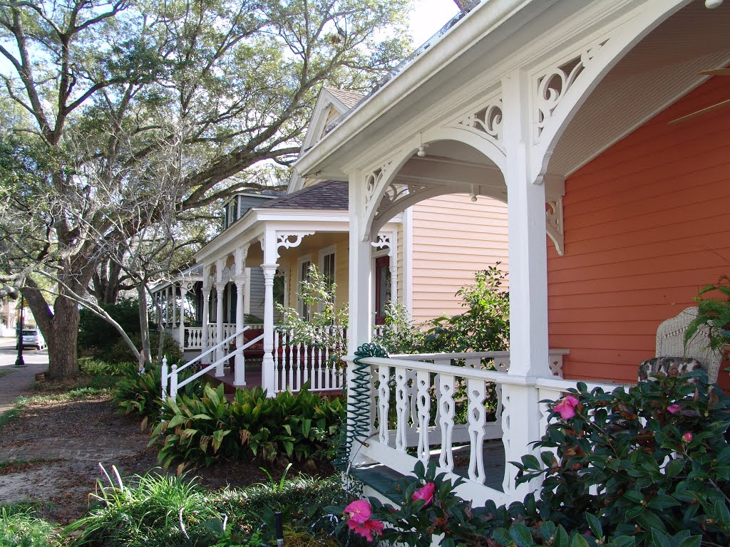 victorian cottage porches, 400 block Zarragossa St, Seville Quarter (12-30-2011)