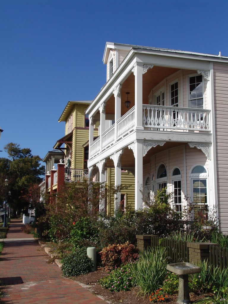 new porch victorian houses facing Pensacola Bay, Seville Quarter (12-30-2011)